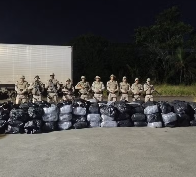 Motorista é preso com uma tonelada de maconha em caminhão na Bahia.