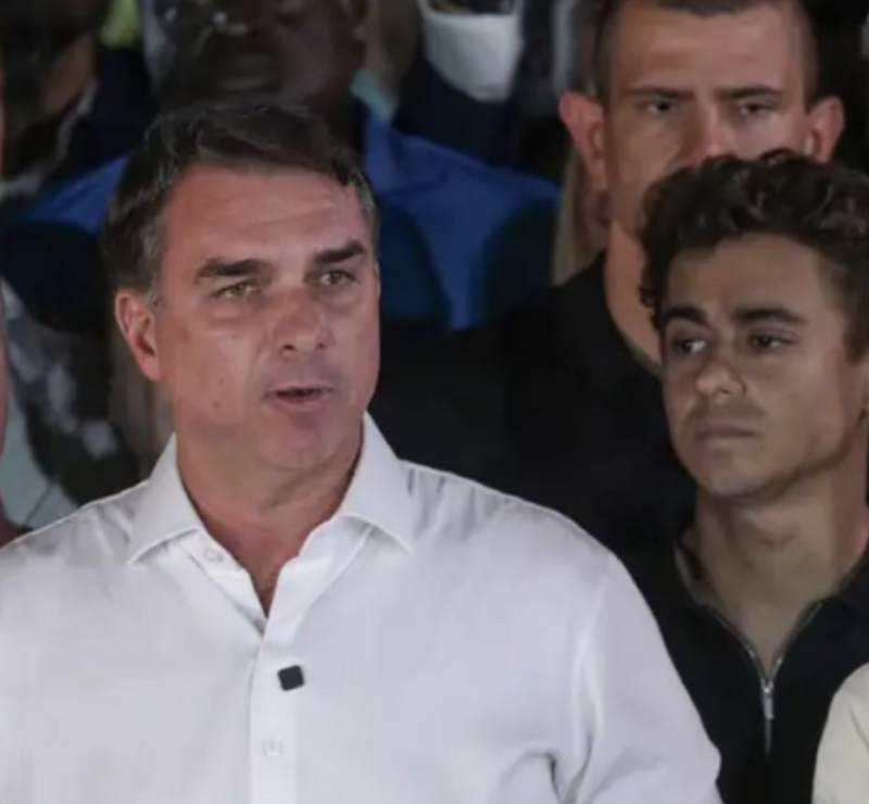 Flávio Bolsonaro é proibido de deixar o Brasil e recebe ordem para entregar passaportes.