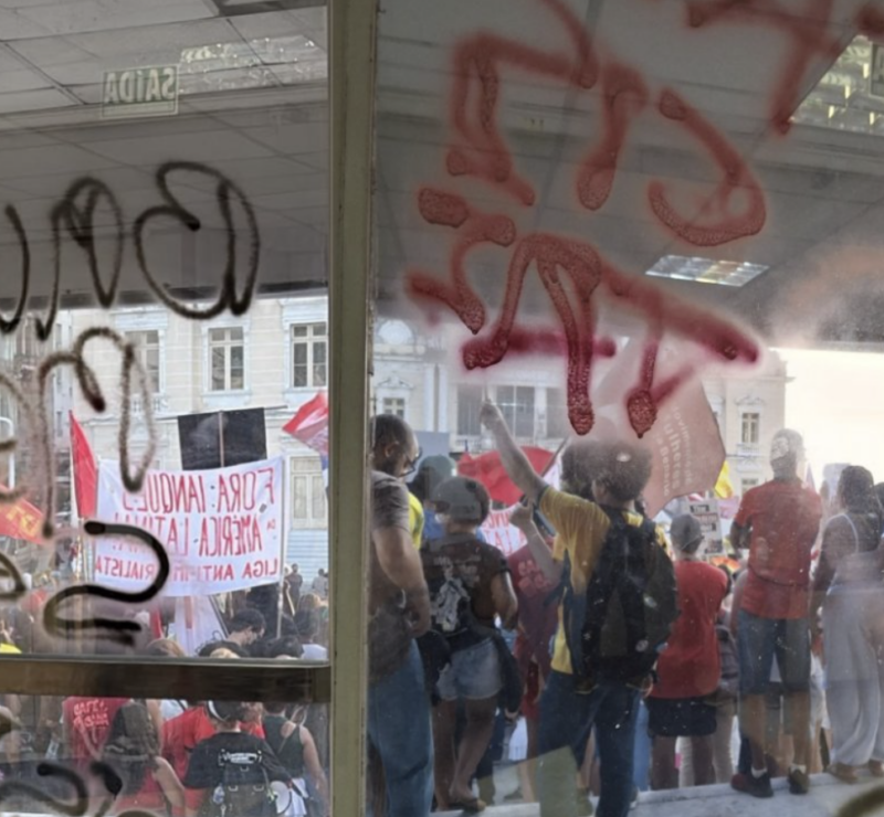 Prefeitura de Salvador suspende expediente após vandalismo durante protesto contra Bruno Reis.