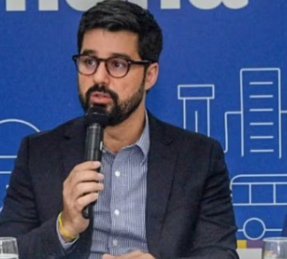 Secretário investigado por retenção de ônibus durante eleição em Salvador usou saída especial em aeroporto para evitar público.