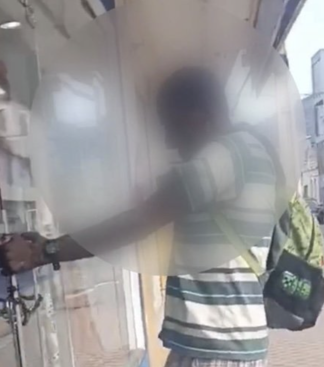 Ipiaú: Homem com comportamento agressivo tenta quebrar porta de vidro de loja e gera preocupação em comerciantes.