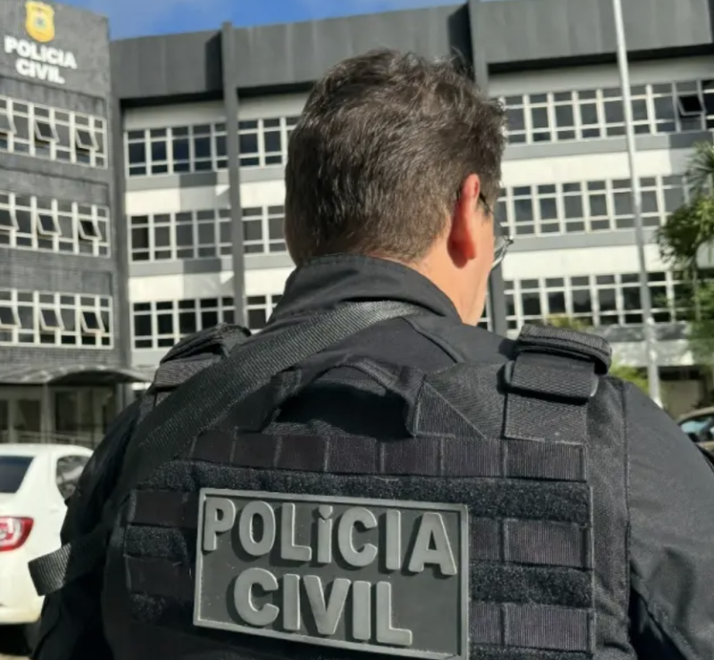 Homem é preso após asfixiar e matar companheira durante discussão em Salvador.