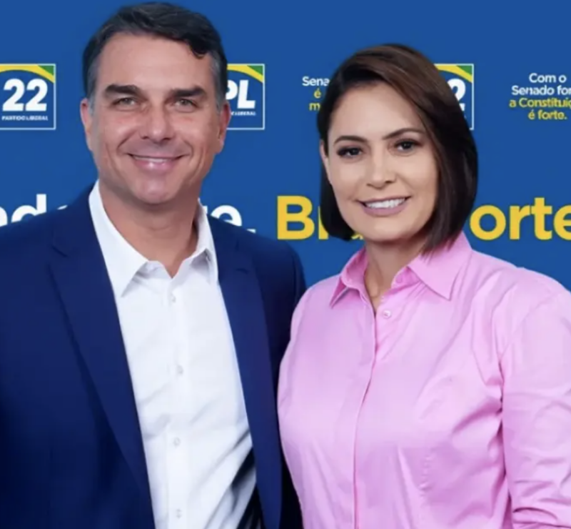 Michelle Bolsonaro confirma a aliados que Flávio deixou o Brasil.