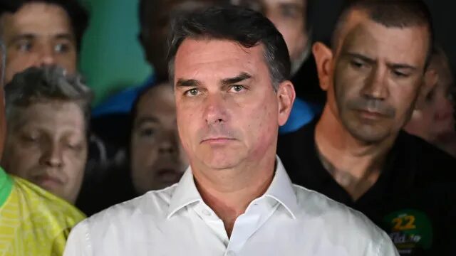 Aliados de Flávio Bolsonaro culpam Inteligência Artificial por erros em carta golpista