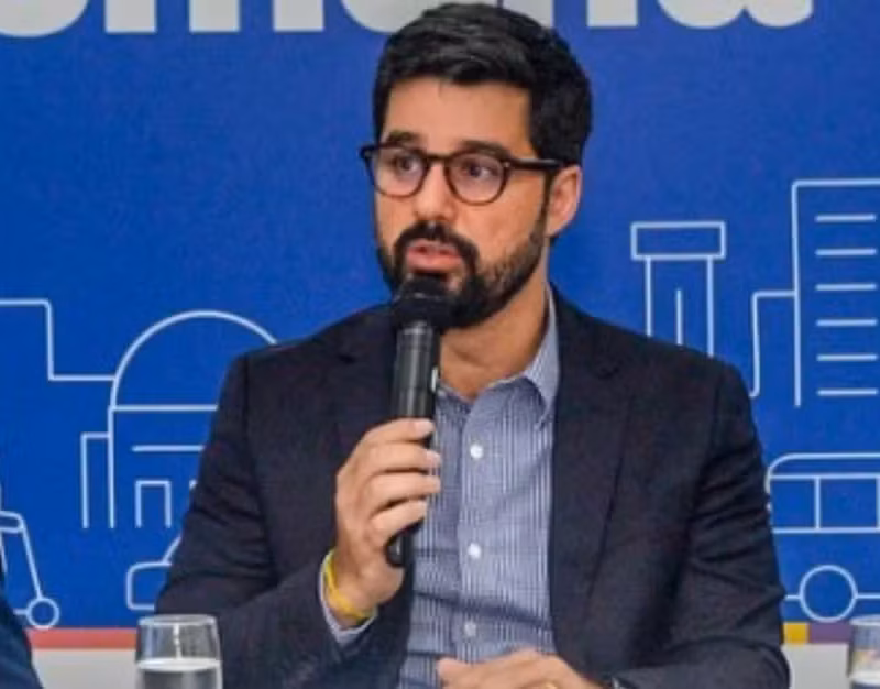 TRE manda prender secretário de transporte de Salvador; prefeitura diz que liberou todos os ônibus, mesmo com adesivos do PT.