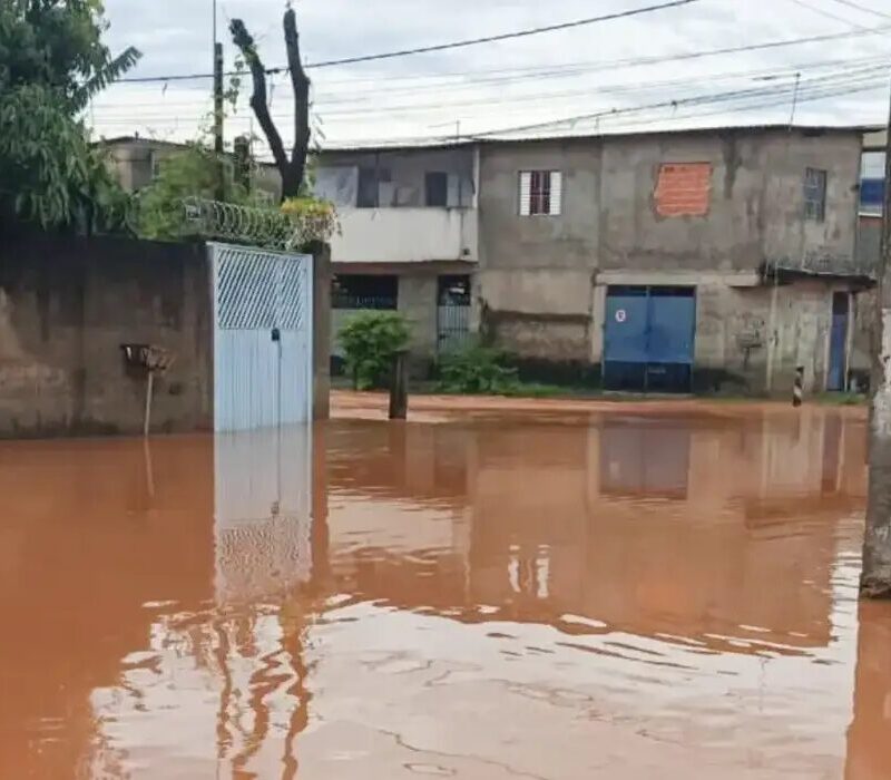 Bombeiros acham corpo de mulher arrastada por enchente em SP