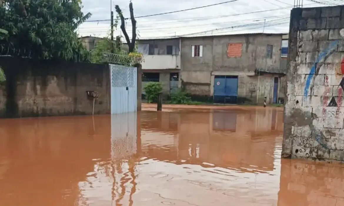 Bombeiros encontram corpo de mulher levada por correnteza
