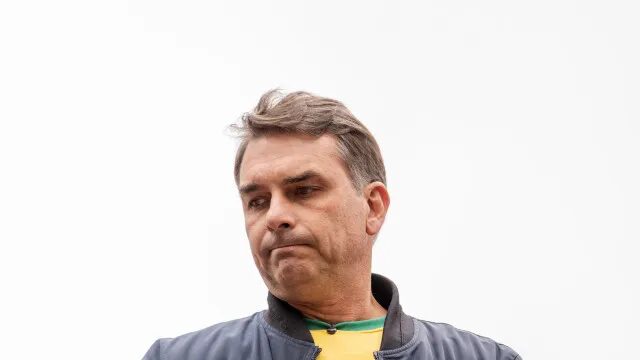 Flávio Bolsonaro modera termos de carta e anuncia exílio nos Estados Unidos