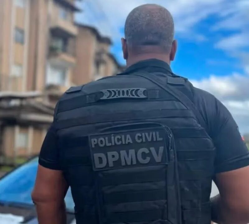 Homem é preso suspeito de tentar beijar e levar agente de endemias para banheiro de casa em Salvador