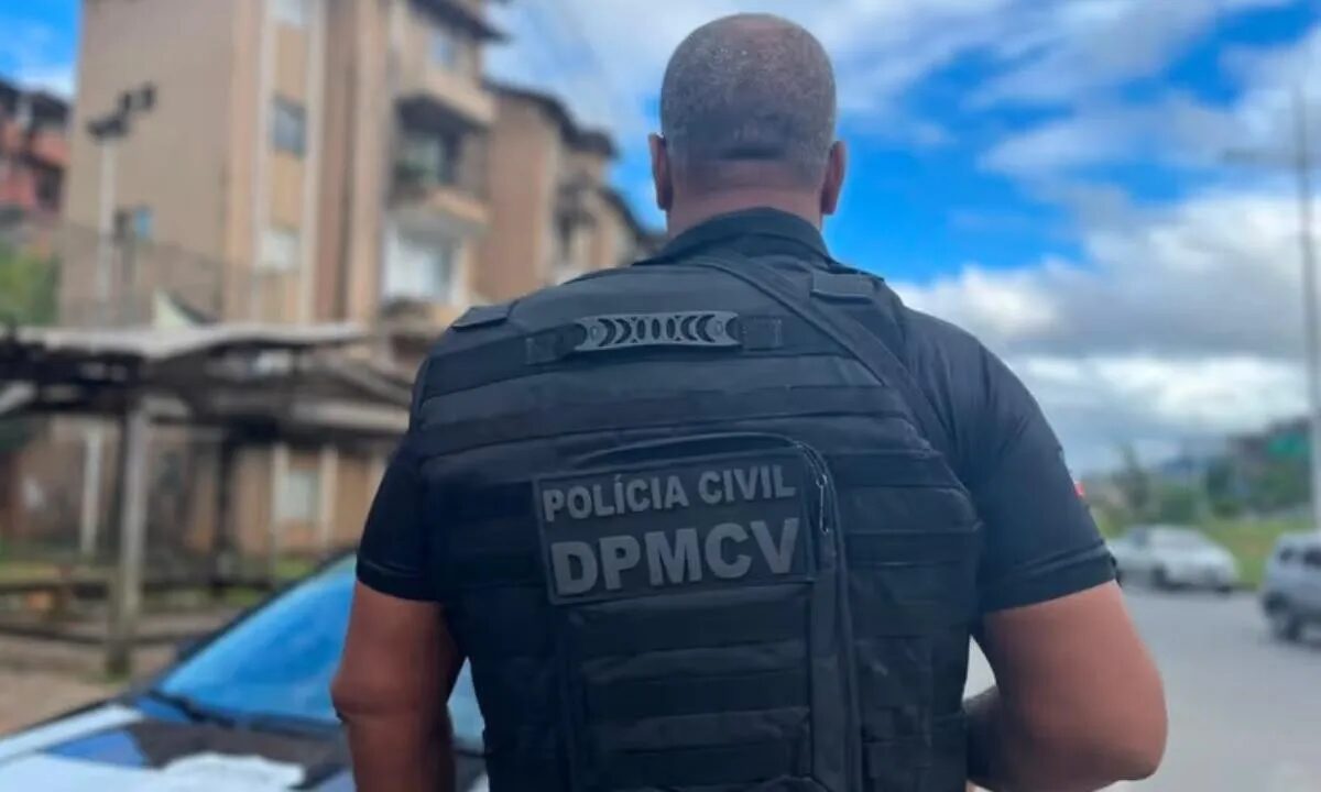 Homem é preso suspeito de tentar beijar e levar agente de endemias para banheiro de casa em Salvador