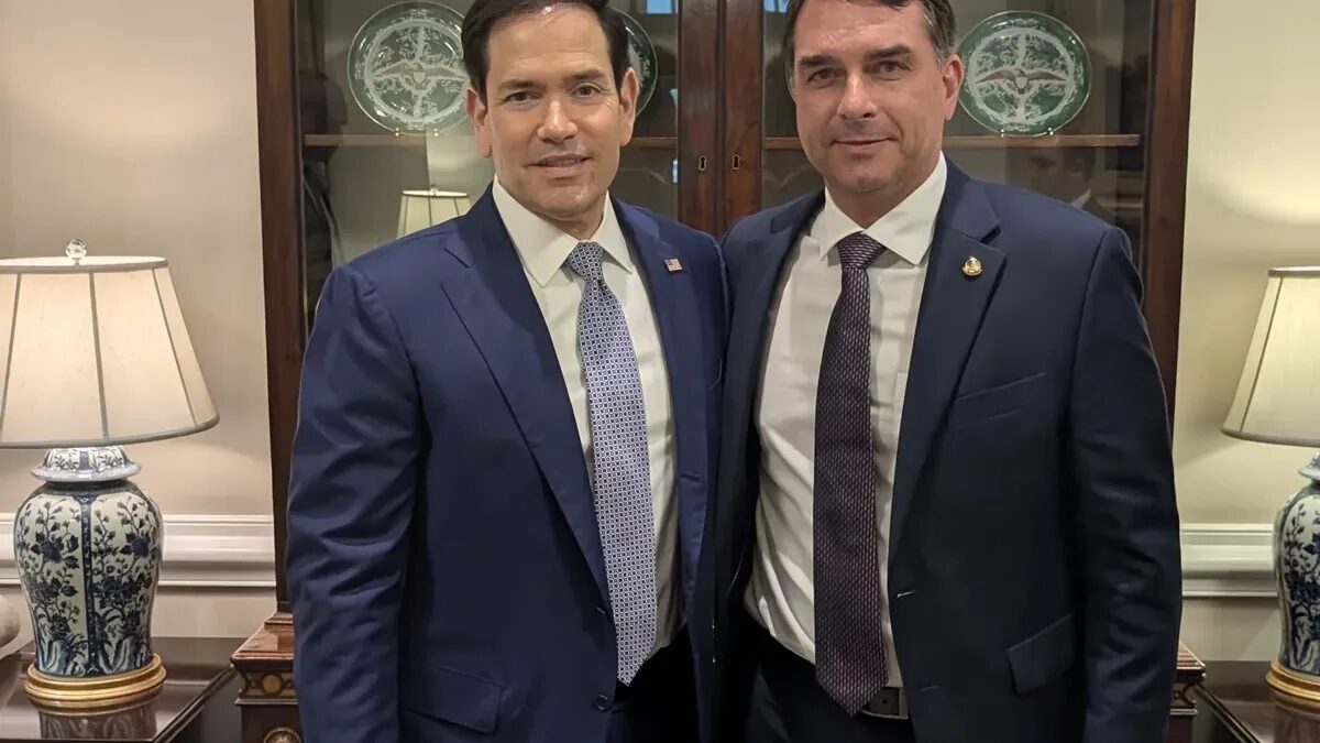 Marco Rubio teria articulado saída de Flávio Bolsonaro do Brasil