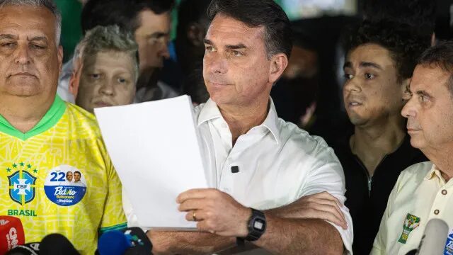 Flávio Bolsonaro se declara presidente eleito em carta polêmica